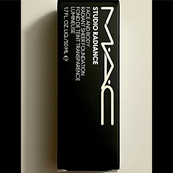 MAC FACE AND BODY RADIANT SHEER FOUNDATION - Picture 1 of 5